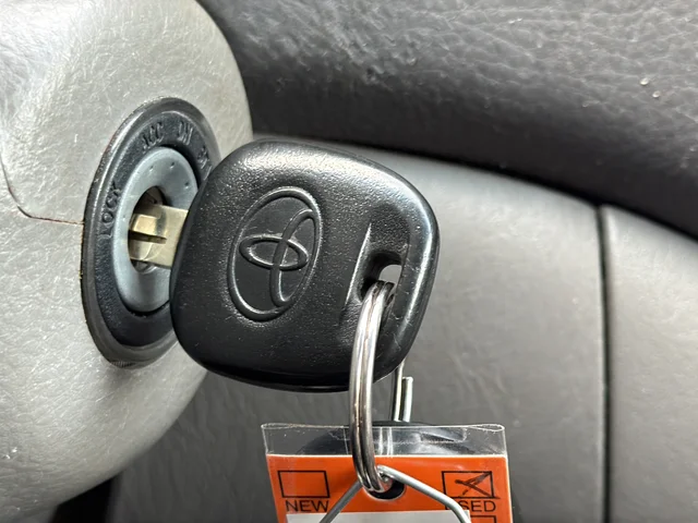 Used 2010 Silver Toyota LE image 33