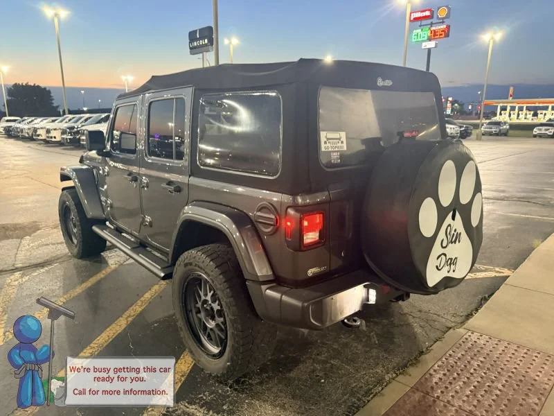 Used 2018 Granite Crystal Metallic Clearcoat Jeep Sahara image 3