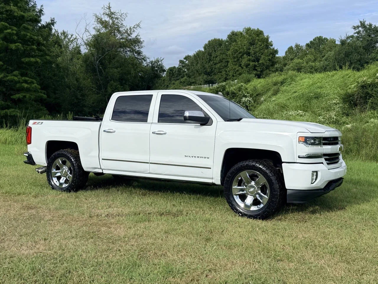 Used 2017 White Chevrolet LTZ Z71 4x4 4dr Crew Cab 5.8 ft. SB image 7