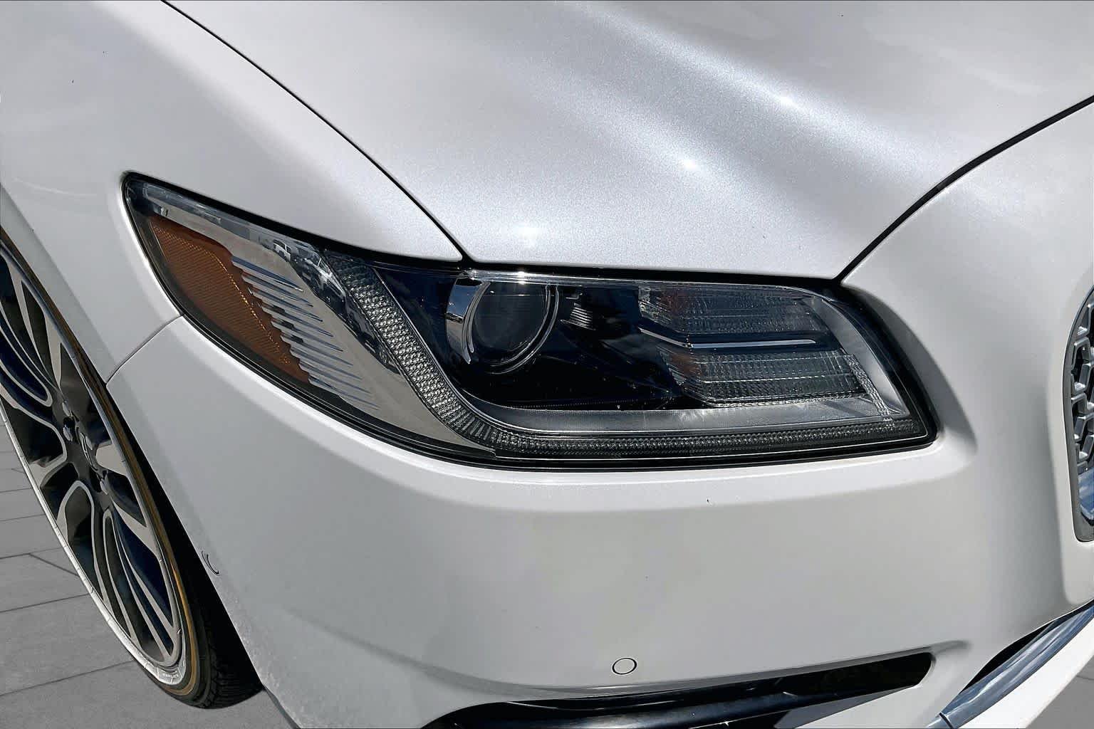 Used 2018 White Platinum Tri-Coat Lincoln Reserve image 27