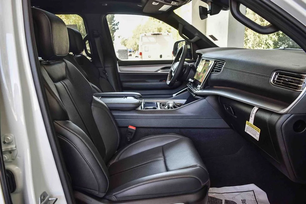 New 2026 Bright White Clear-Coat Exterior Paint Jeep ALTITUDE image 17