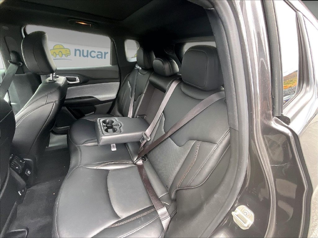 Used 2023 Granite Crystal Metallic Clearcoat Jeep Latitude Lux image 15