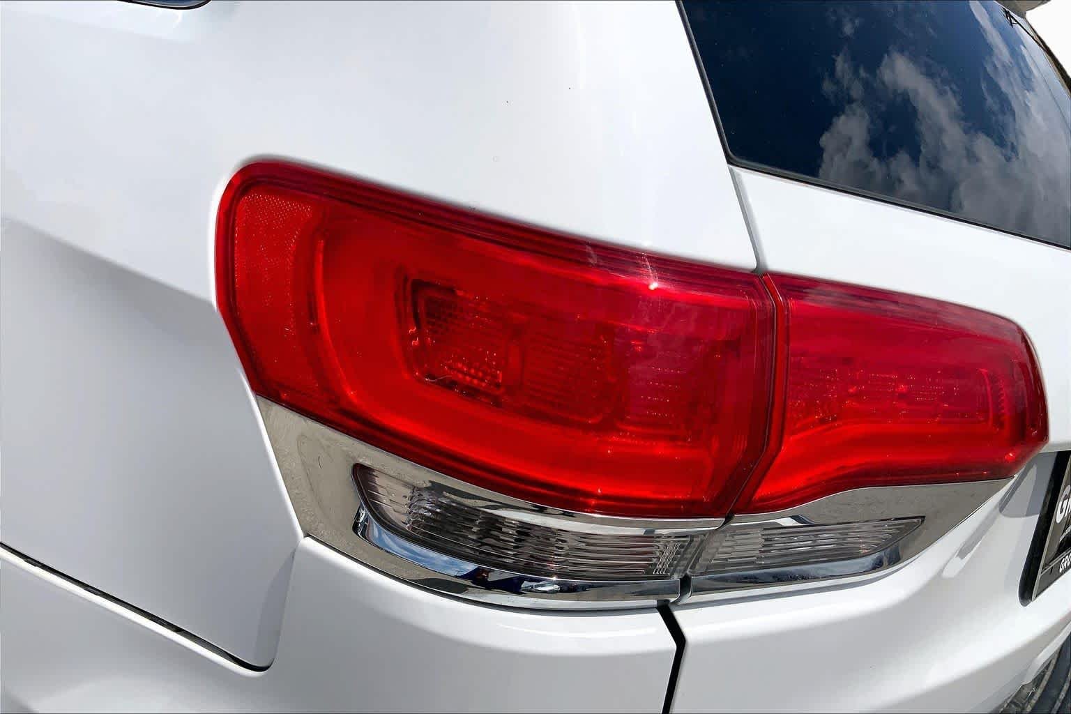 Used 2017 Bright White Clearcoat Jeep Limited image 29