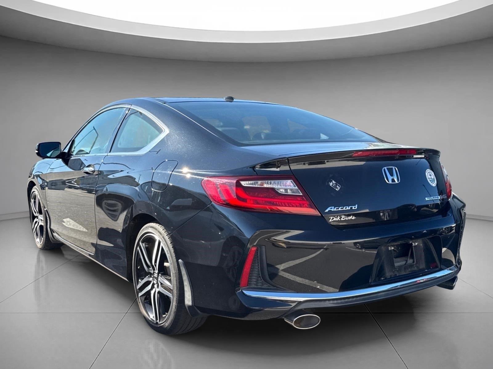 Used 2017 Crystal Black Pearl Honda Touring image 7