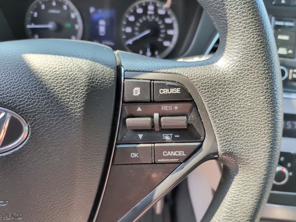 Used 2017 White Hyundai Base image 21