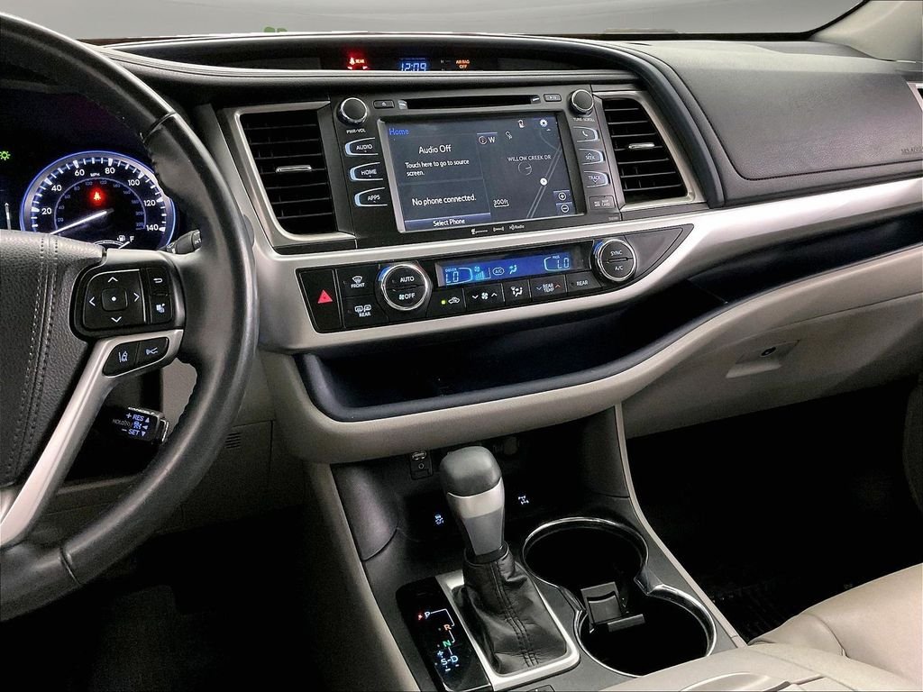 Used 2018 Silver Toyota XLE image 9