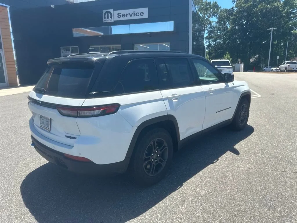 New 2024 Bright White Clear-Coat Exterior Paint Jeep Trailhawk 4xe image 12