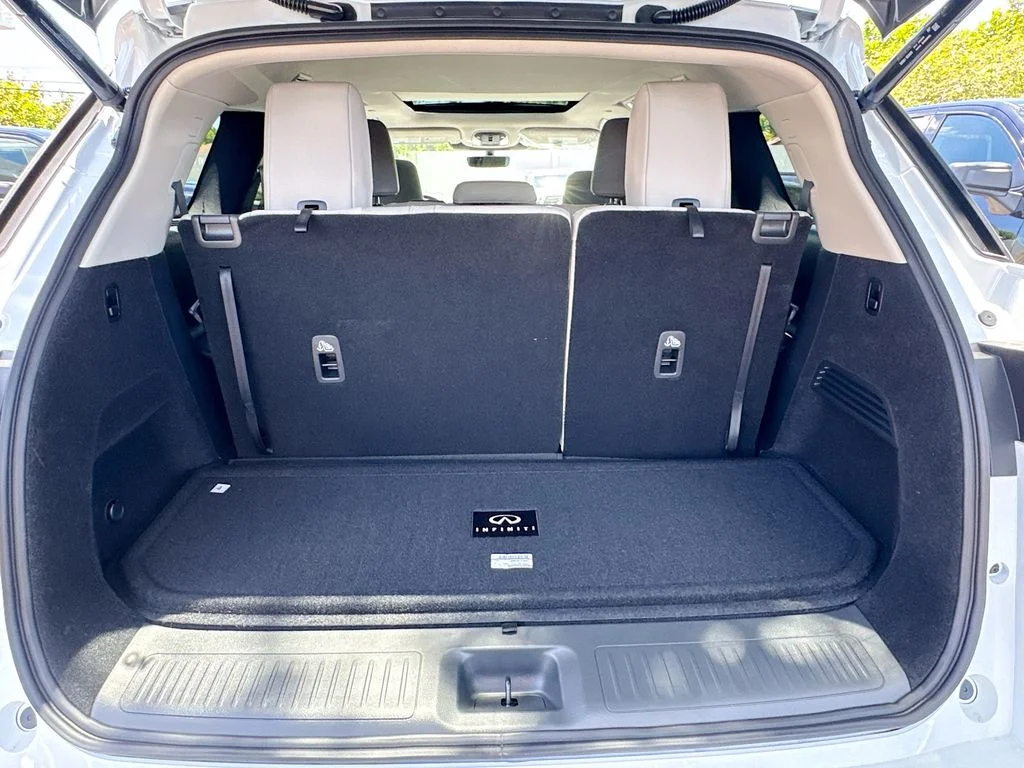 Used 2027 White INFINITI LUXE image 29