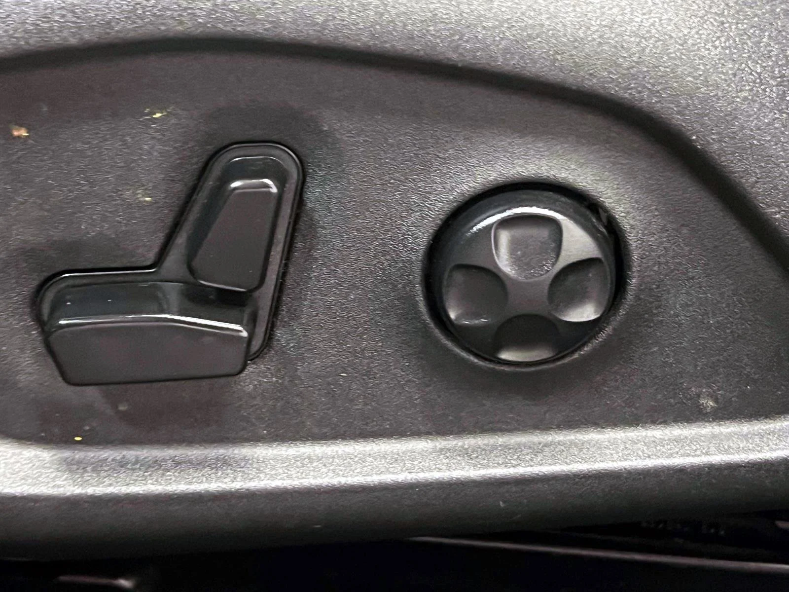 Used 2019 Diamond Black Crystal Pearlcoat Jeep Limited image 18