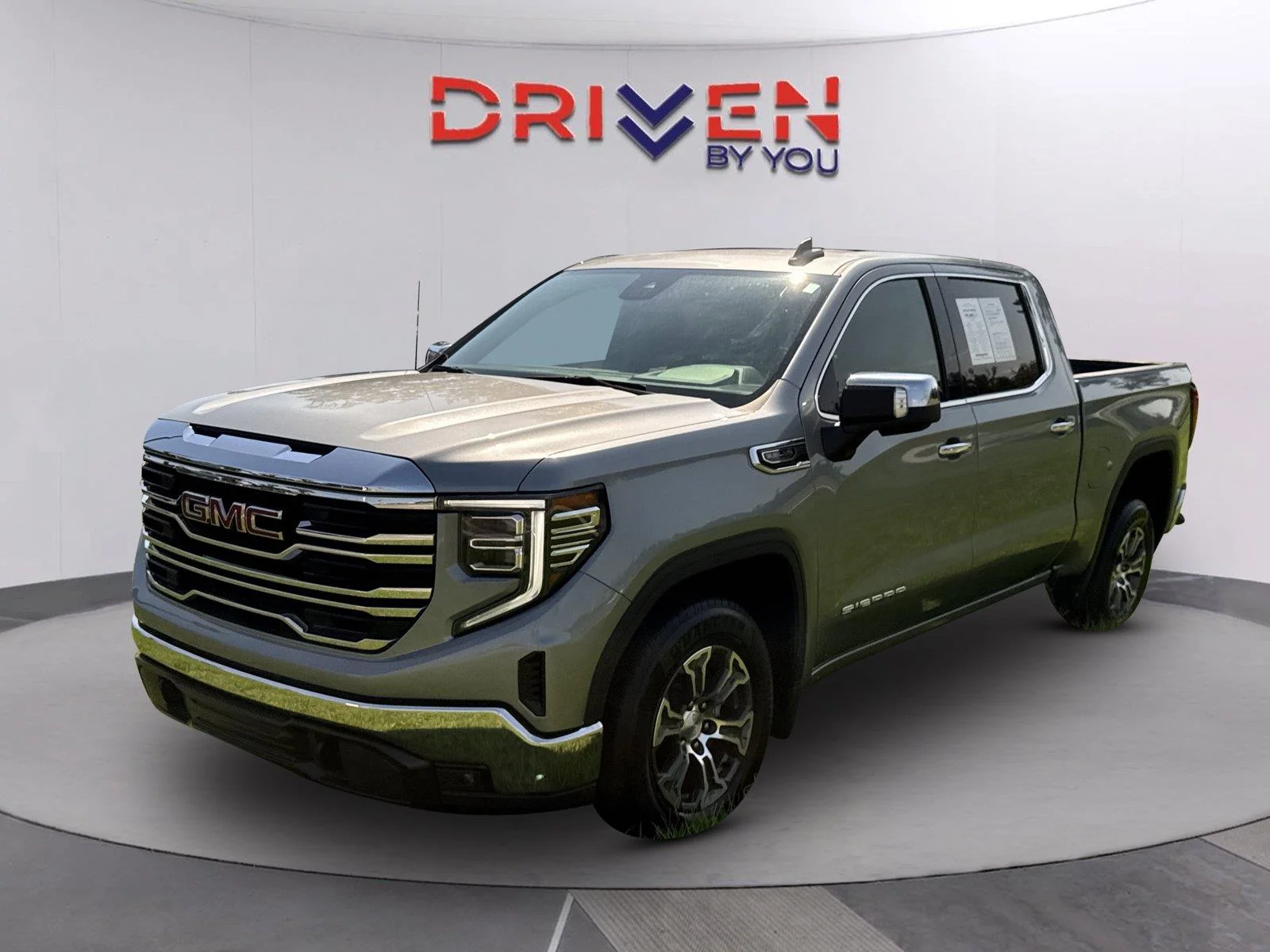 Used 2025 Sterling Metallic GMC SLT image 8
