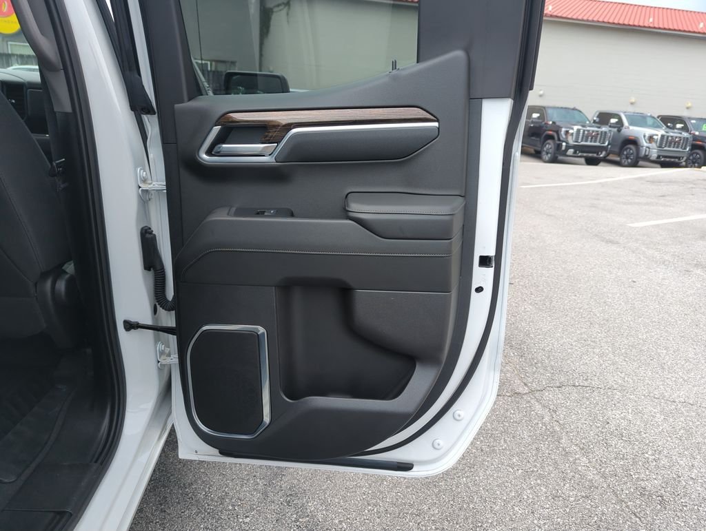 Used 2025 White GMC Elevation image 28