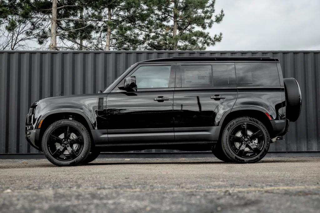 New 2026 Santorini Black Land Rover S image 3