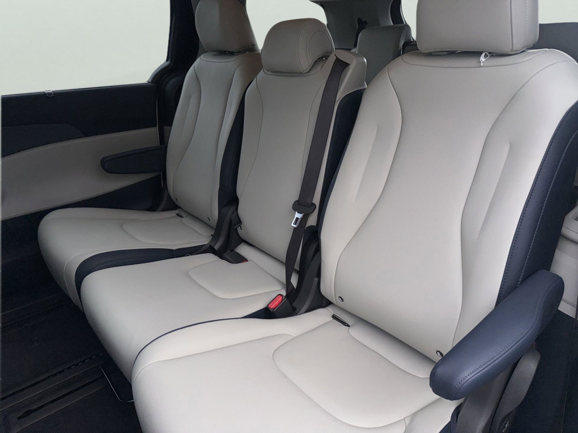 New 2026 Snow White Pearl Kia EX image 16