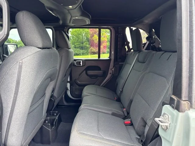 Used 2024  Jeep Sport S image 13