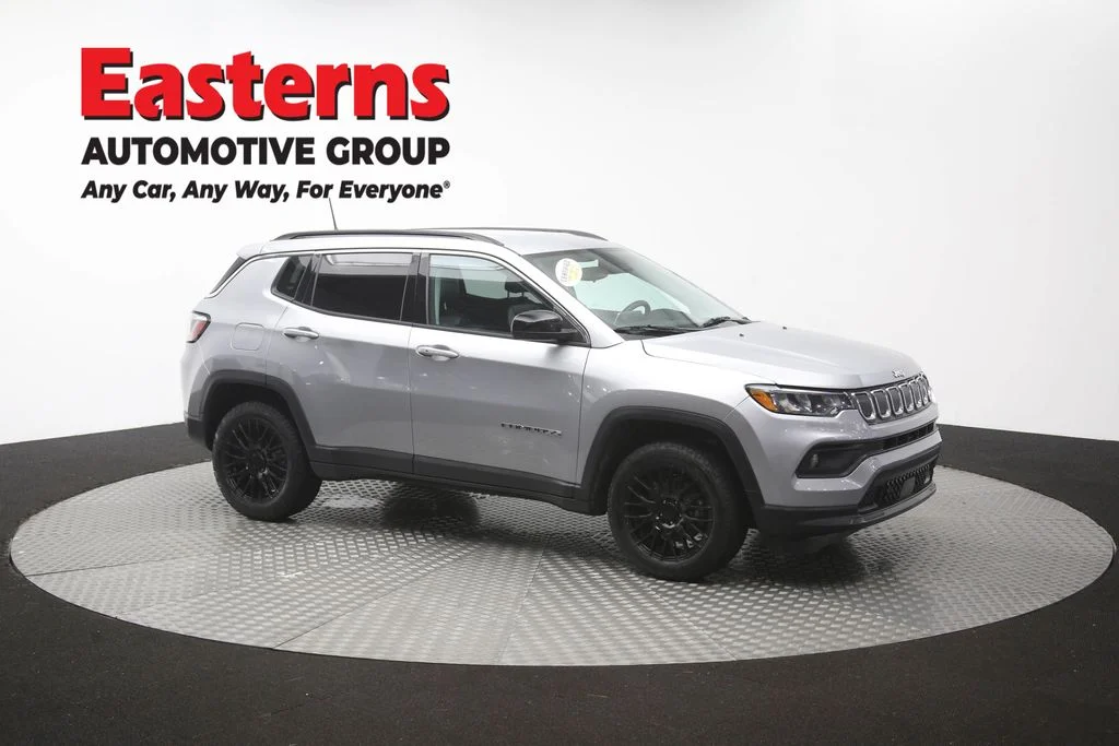 Used 2022 Silver Jeep Latitude image 46