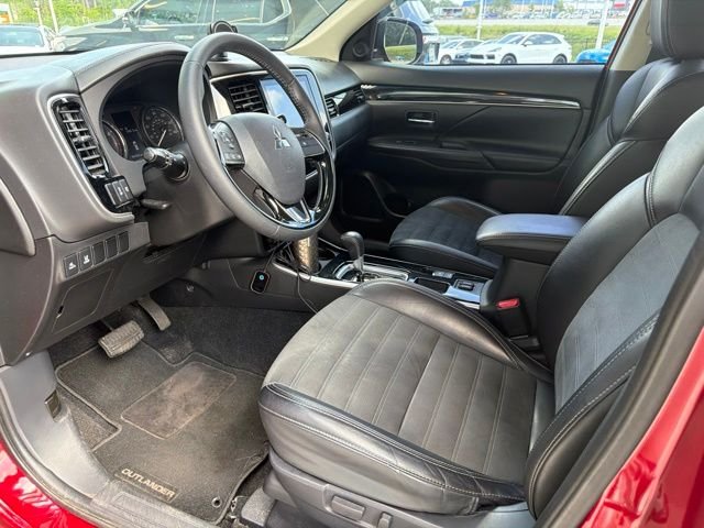 Used 2020 Red Diamond Mitsubishi SE image 18
