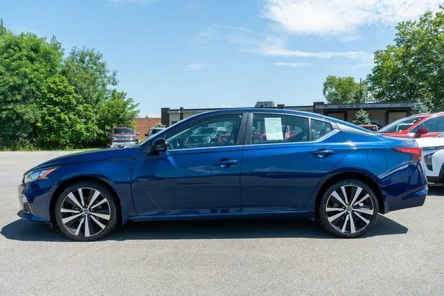 Used 2021 Blue Nissan 2.5 SR AWD image 9