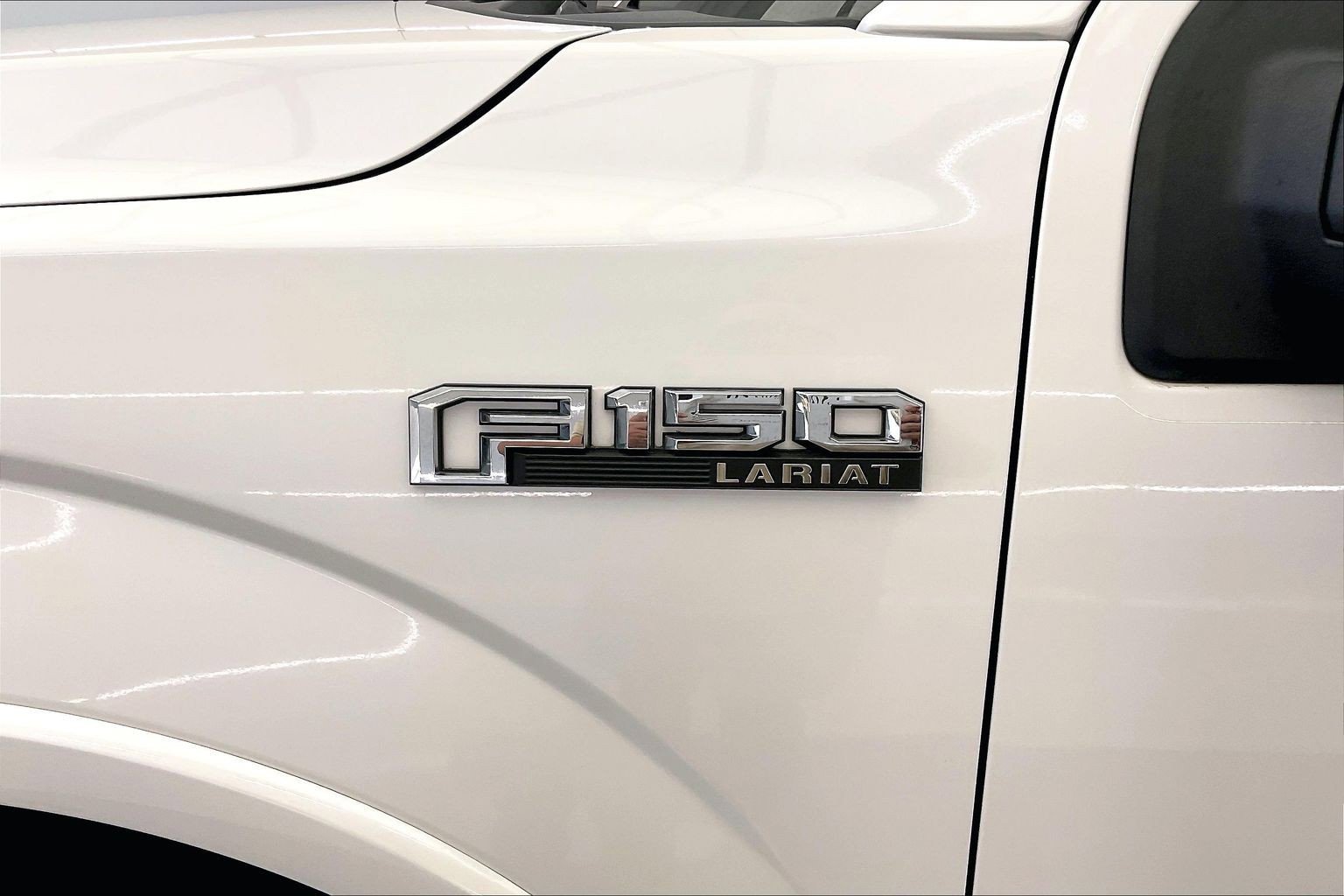 Used 2018 White Platinum Metallic Tri-Coat Ford LARIAT image 26