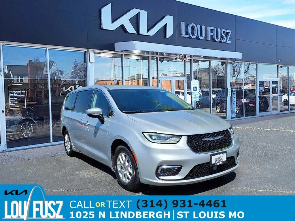 2023 Chrysler Pacifica Touring L's photo