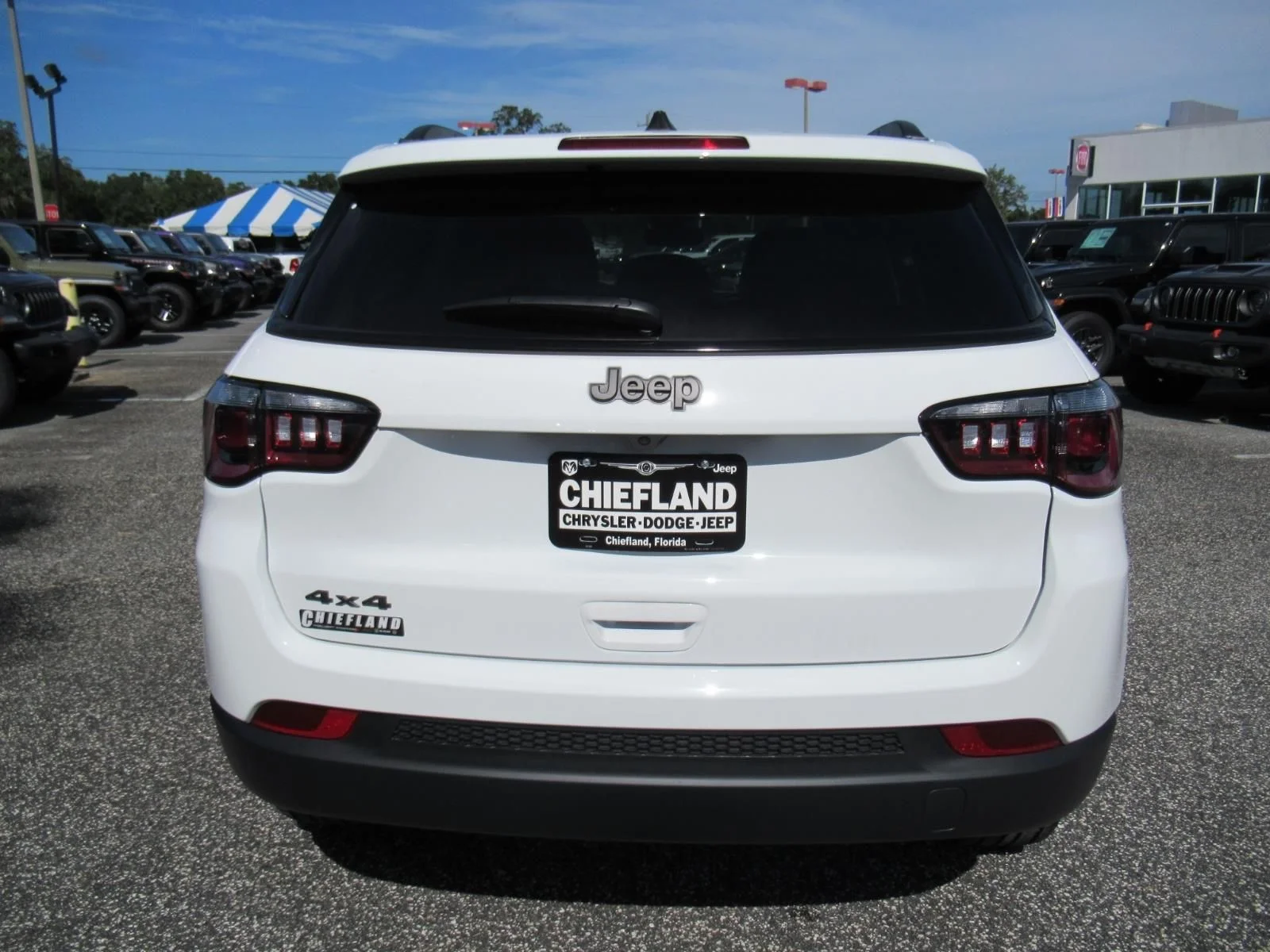 New 2026 Bright White Clearcoat Jeep Latitude Altitude image 6