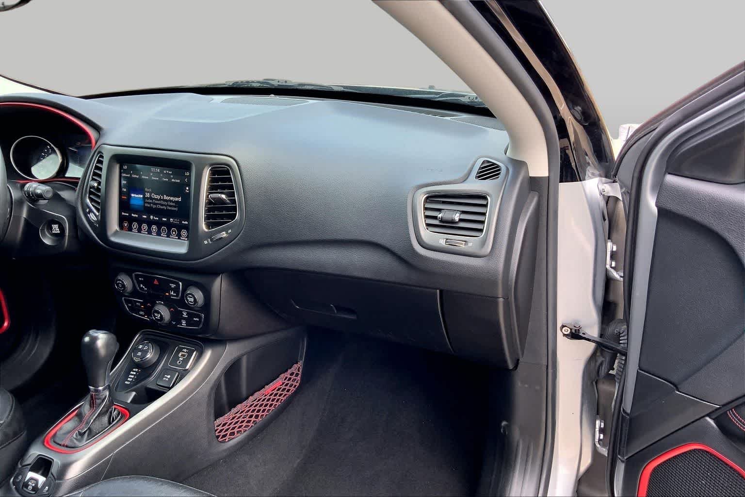 Used 2021 Billet Silver Metallic Clearcoat Jeep Trailhawk image 18