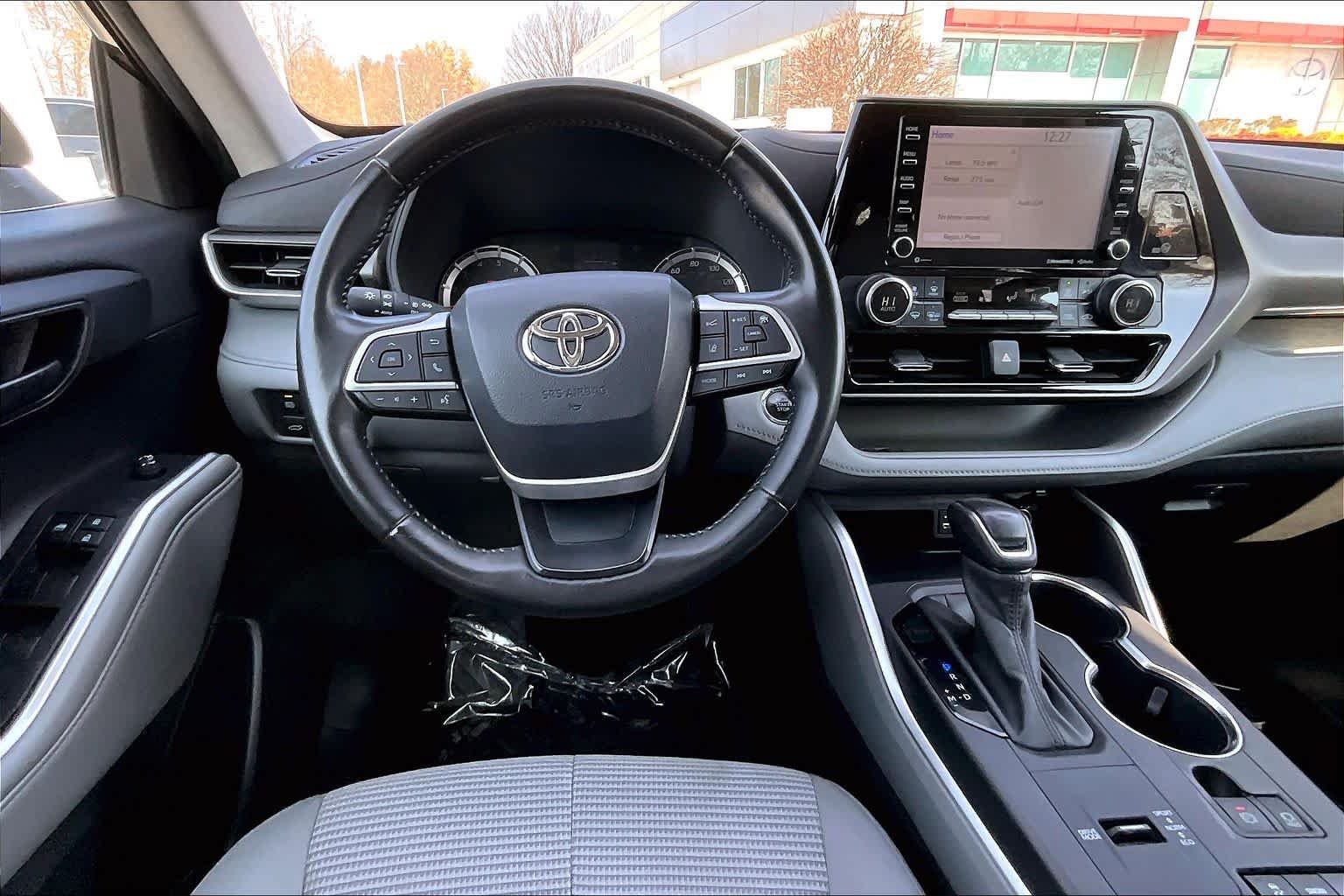Used 2022 Midnight Black Metallic Toyota LE image 5