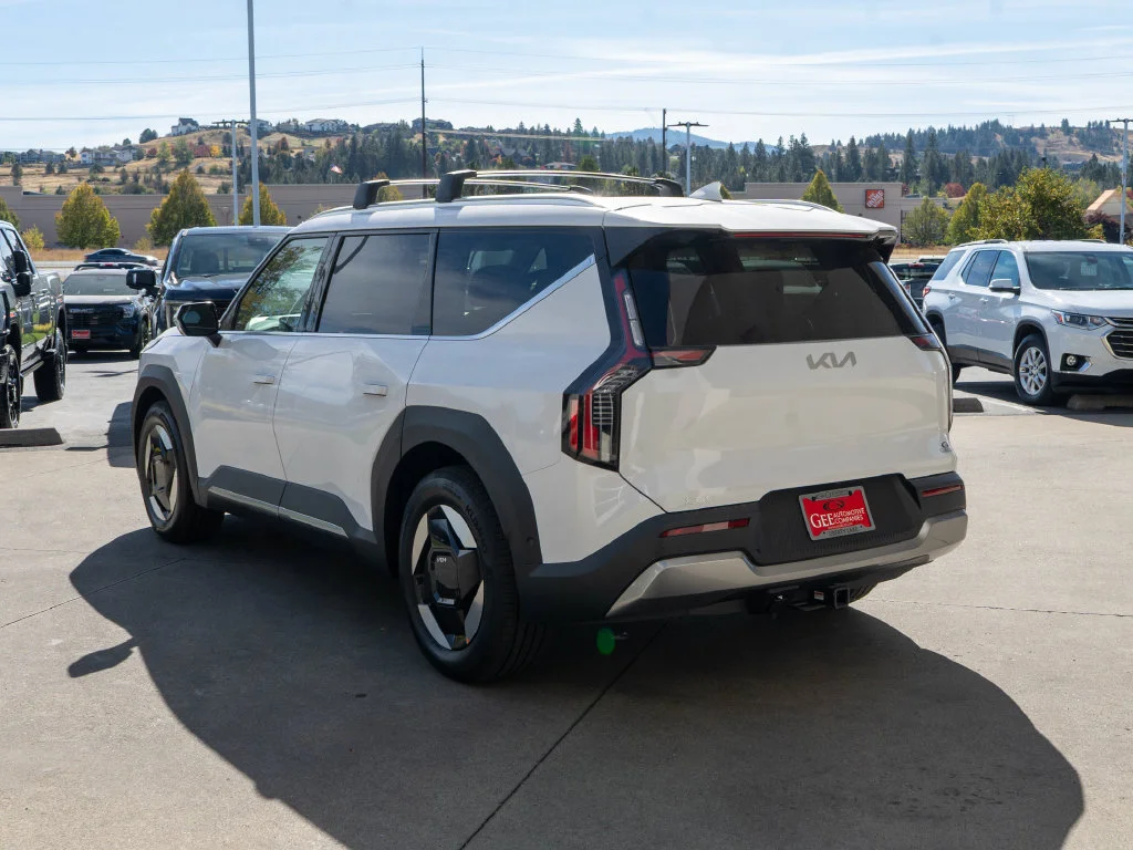 New 2026 White Kia Wind image 5