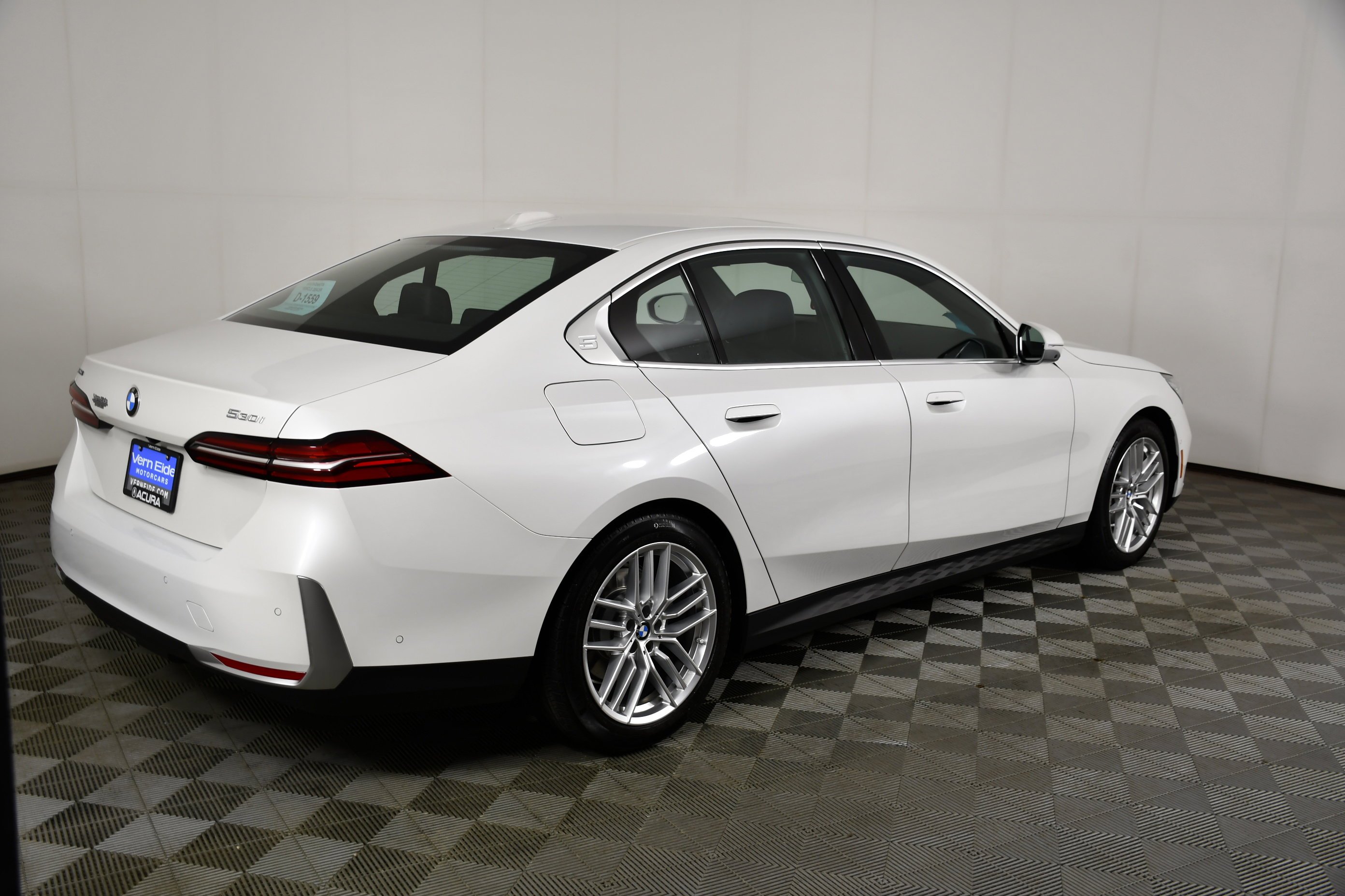 2025 BMW 5 Series 530i - Photo 6