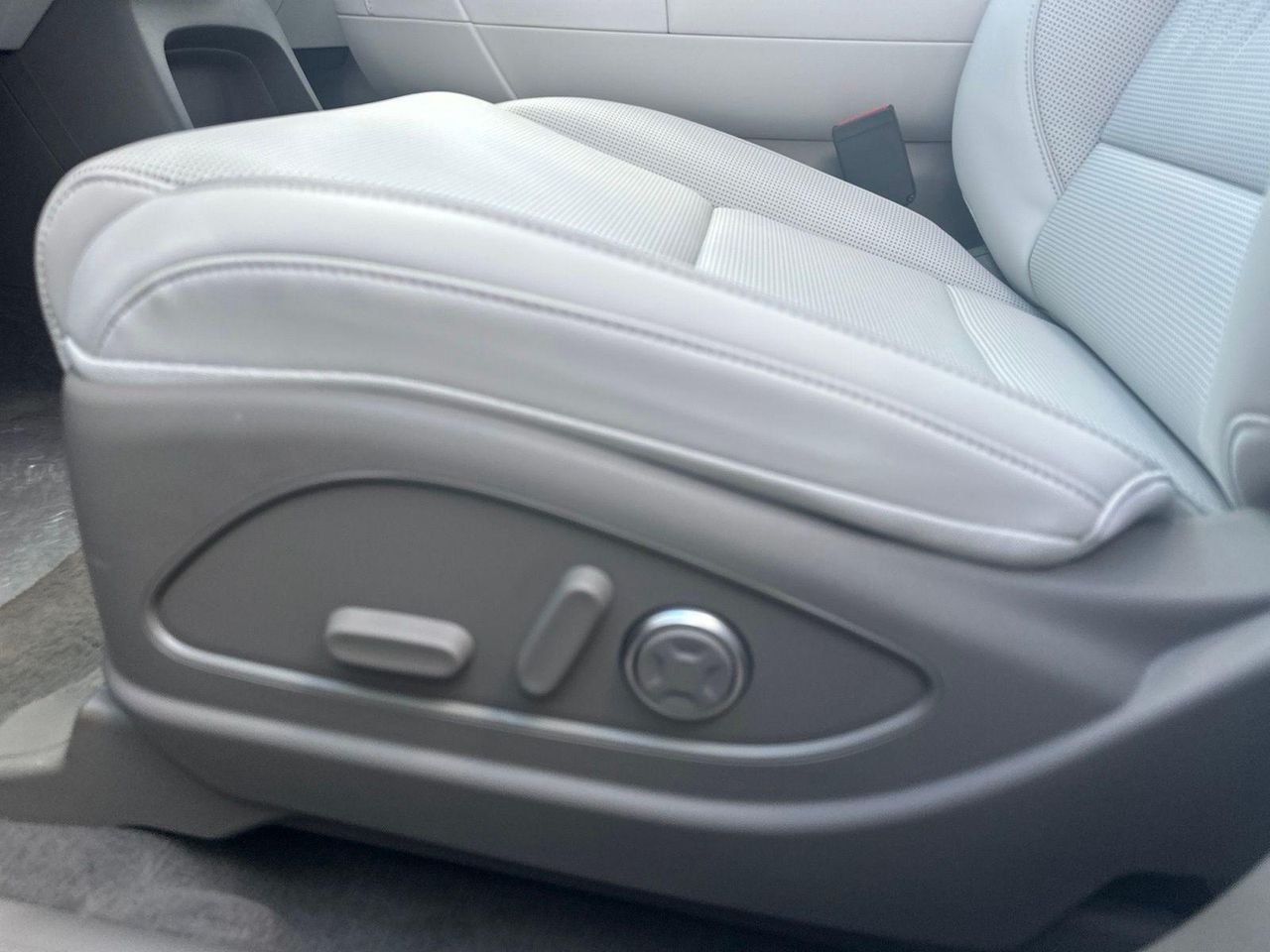 New 2026 White Hyundai SEL Premium AWD image 11