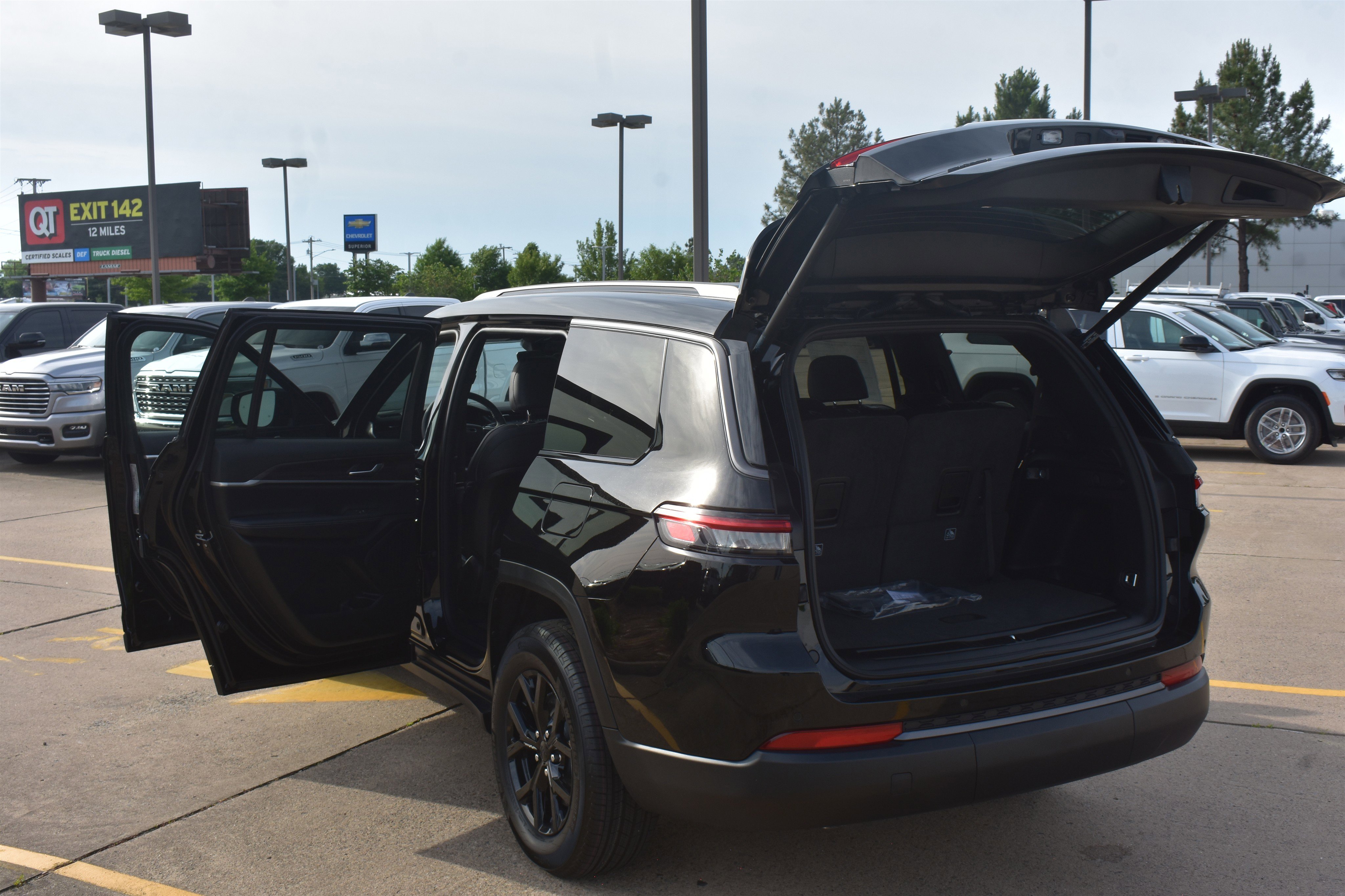 New 2026 Diamond Black Crystal Pearl-Coat Exterior Paint Jeep Laredo Altitude image 17