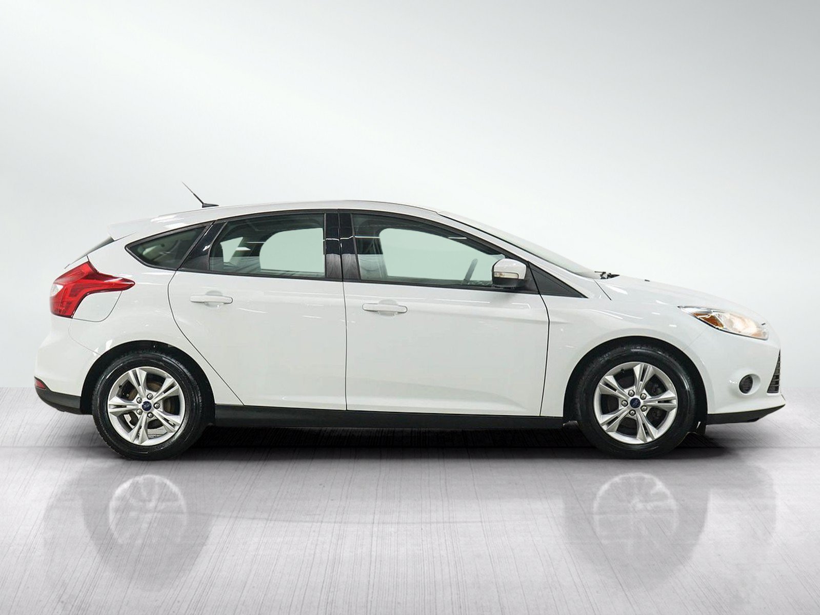 Used 2014 Oxford White Ford 5dr HB SE image 6