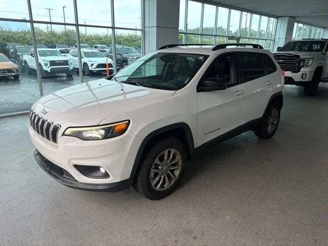Used 2022 Bright White Clearcoat Jeep Latitude Lux image 3