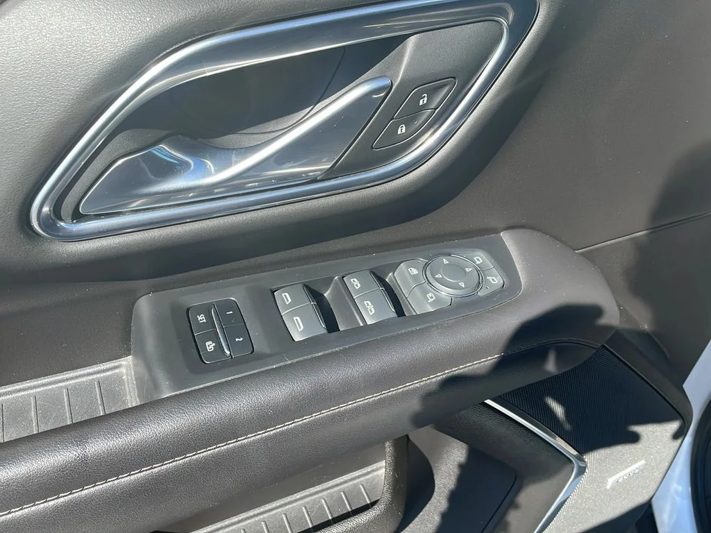 Used 2021 Iridescent Pearl Tricoat Chevrolet High Country image 12