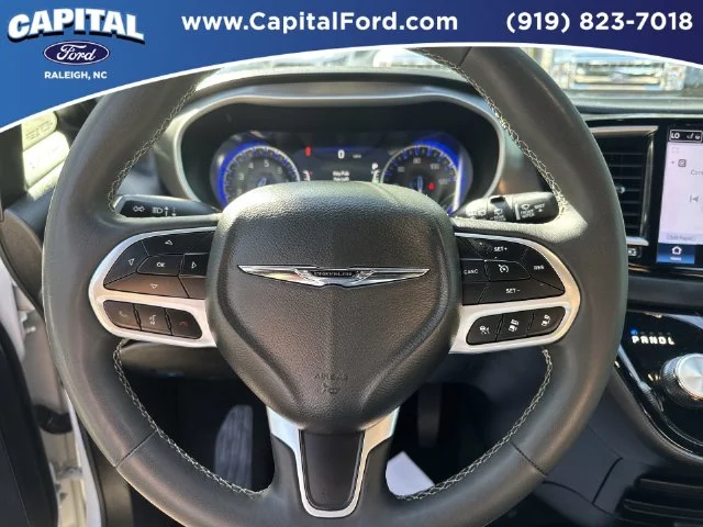 Used 2025 White Chrysler Select image 24