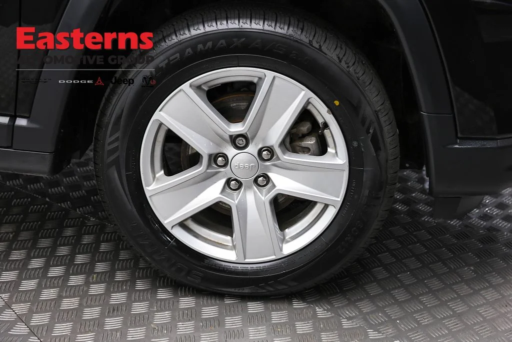 Certified Used 2022 Black Jeep Latitude image 31