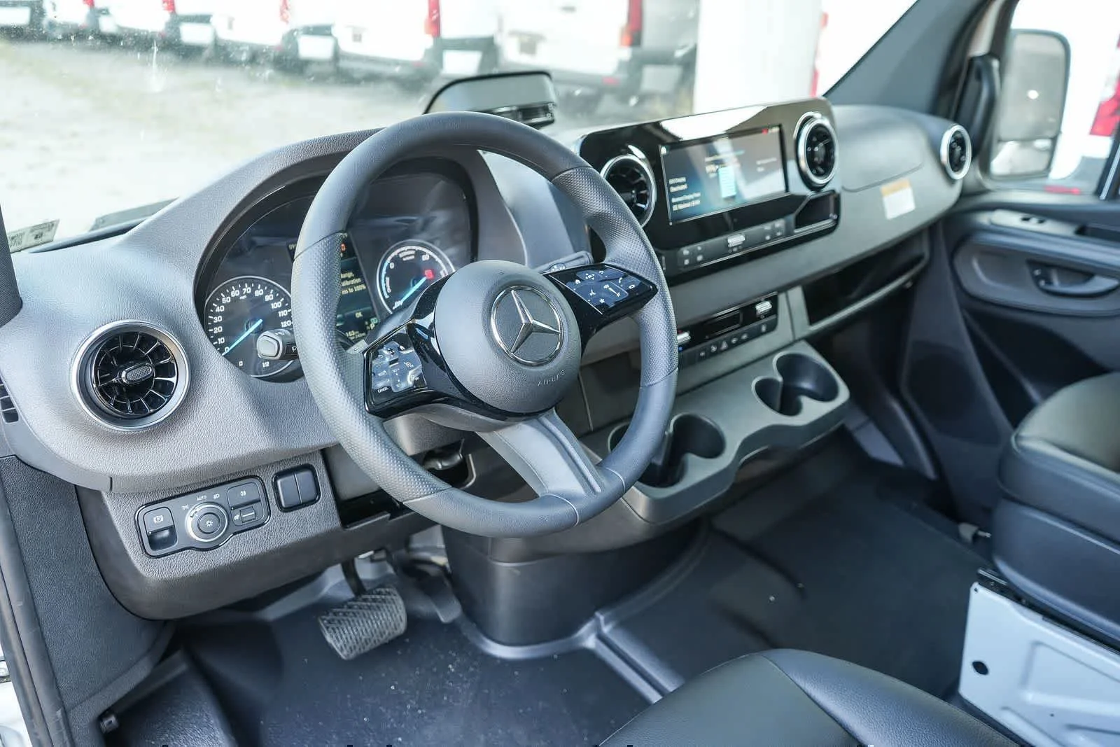 New 2025 Arctic+White Mercedes-Benz Cargo 170WB High Roof 113kW Battery RWD HO Motor image 14