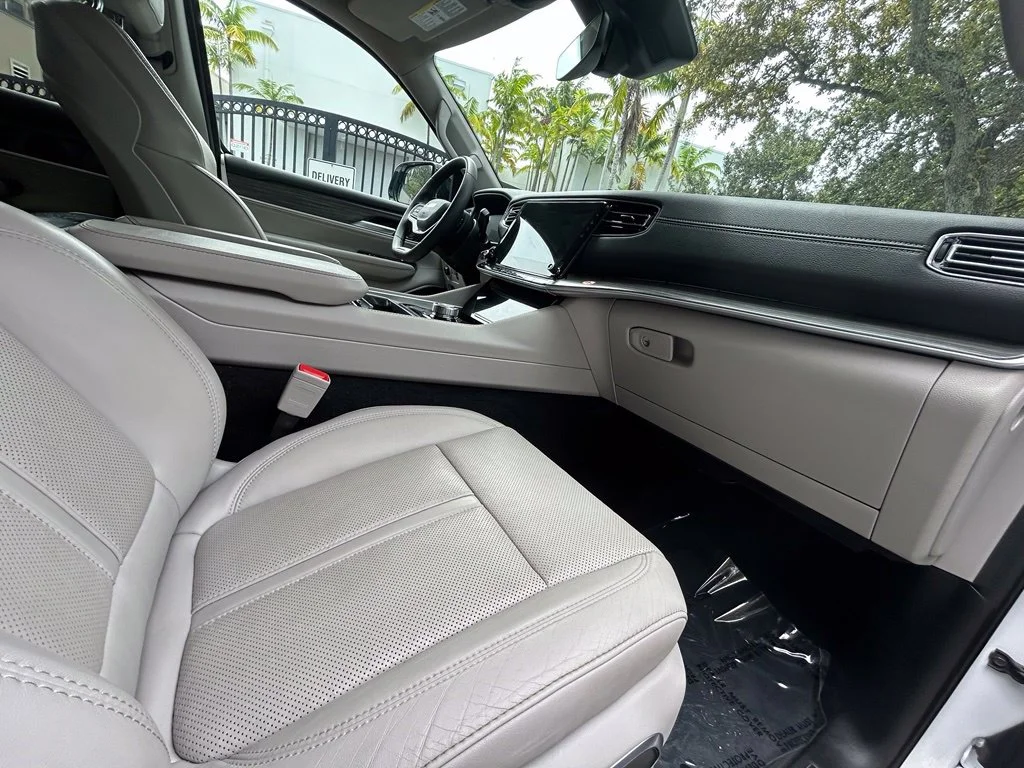 Used 2024 White Jeep Series II image 31