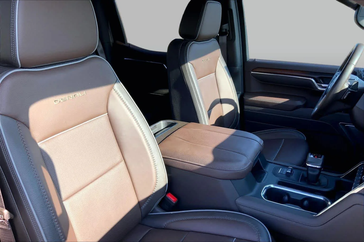 Used 2025 Sterling Metallic GMC Denali image 9