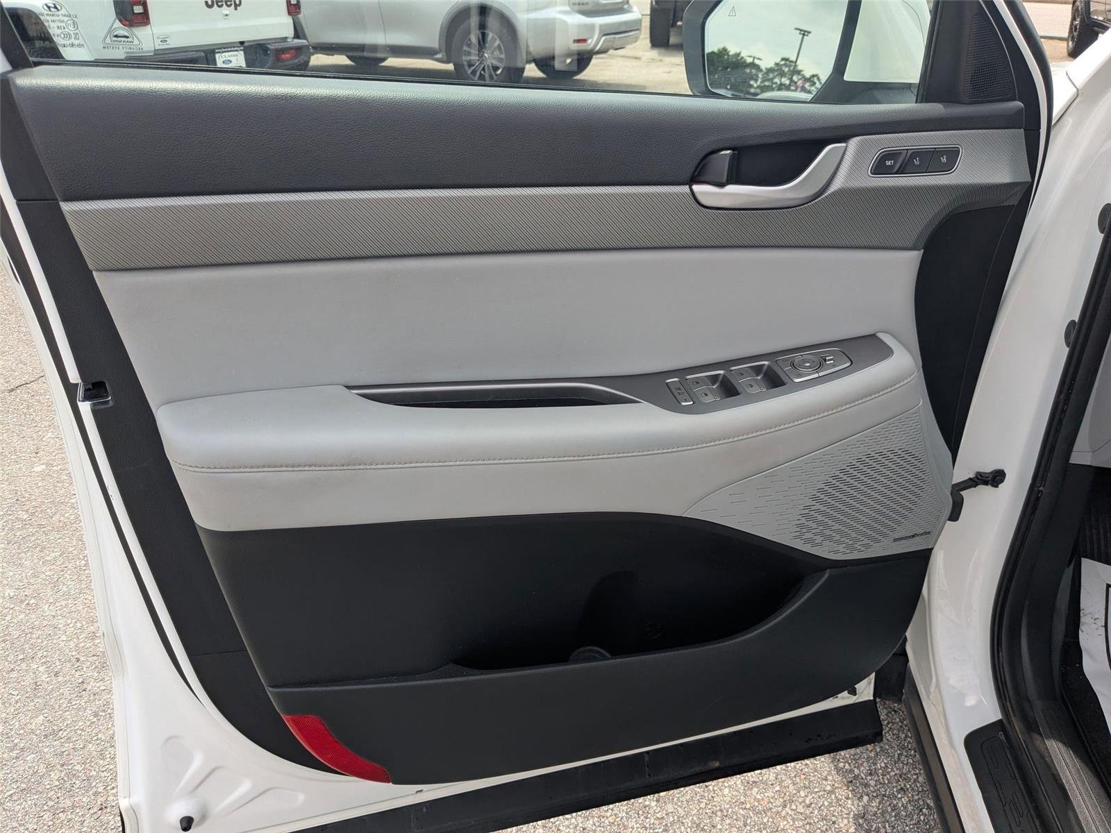Used 2023 Silver Hyundai SEL image 10