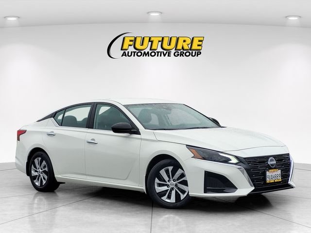 Used 2025 White Nissan 2.5 S image 1
