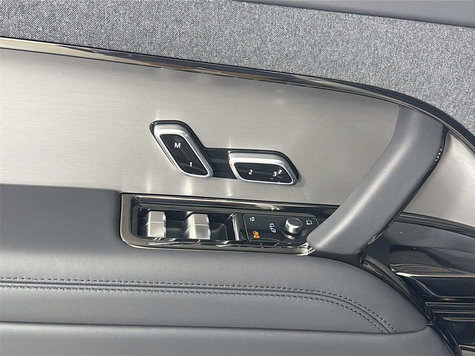 New 2026 Borasco Grey Land Rover SE P360 image 17