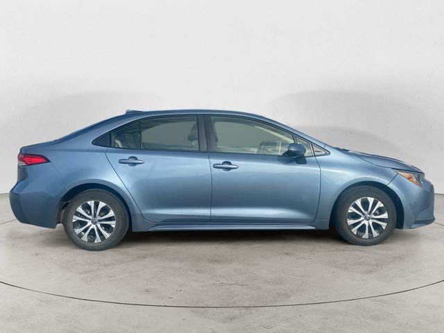 Used 2021  Toyota LE image 4