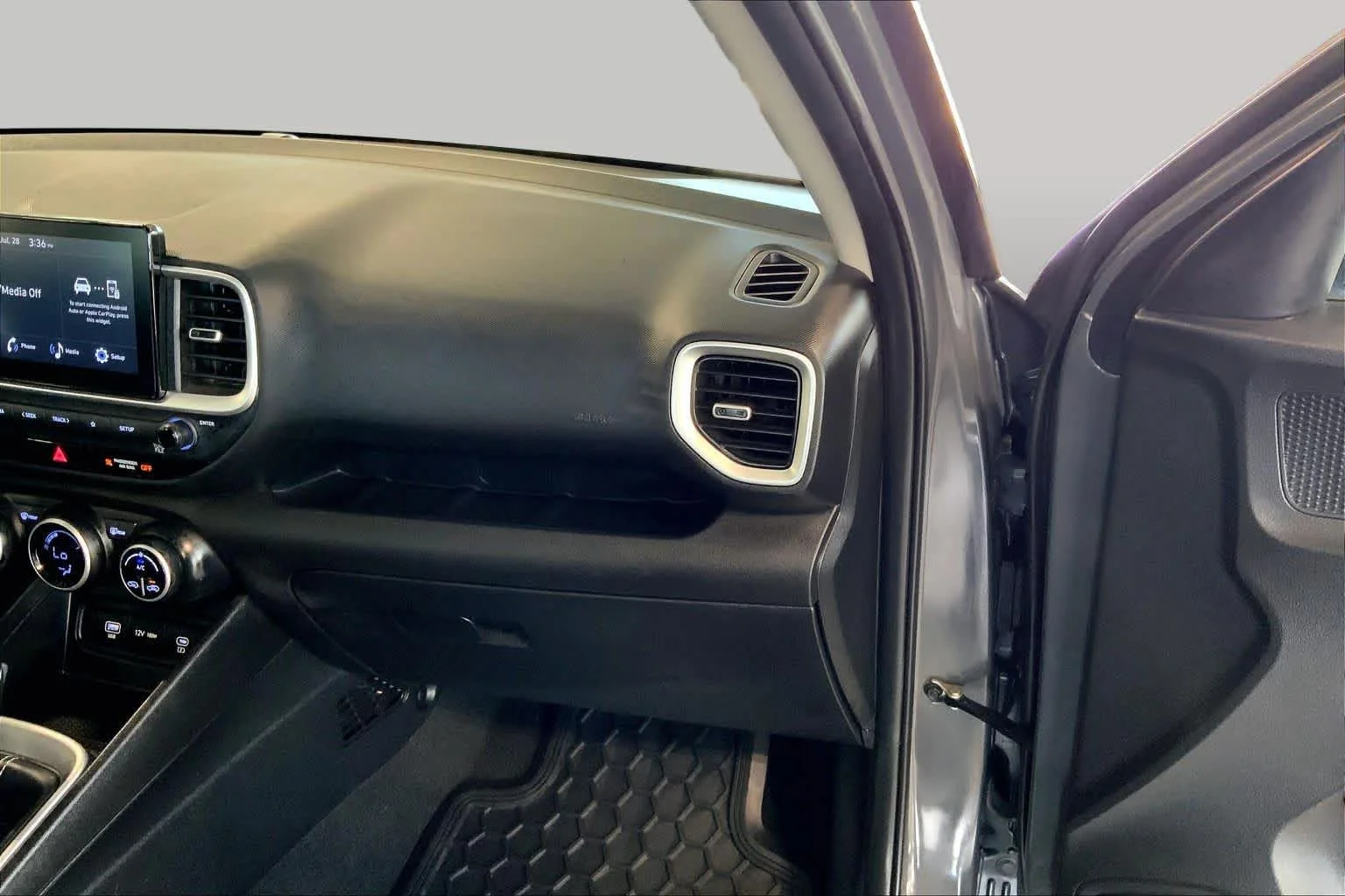 2025 Hyundai Venue SEL - Photo 18