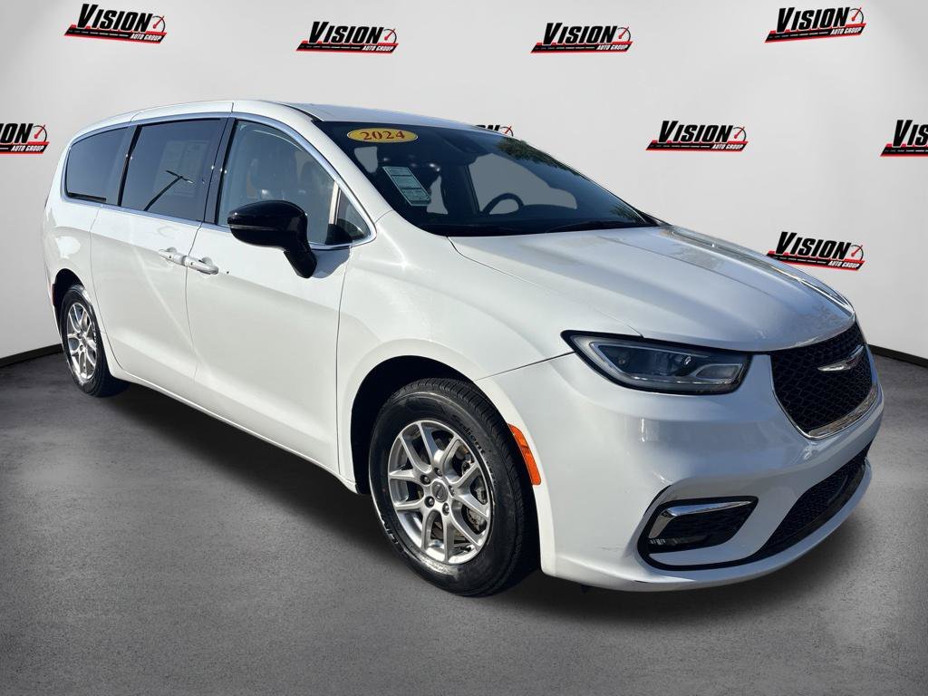 Used 2024 White Chrysler Touring L image 3