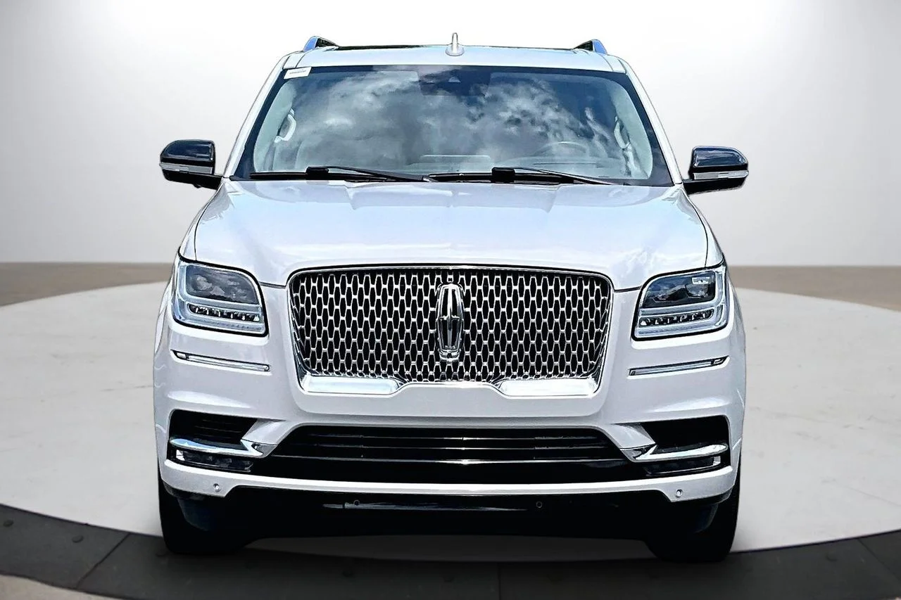 Certified Used 2021 White Lincoln Reserve image 3