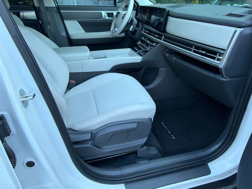 Used 2025 White Hyundai SE image 13