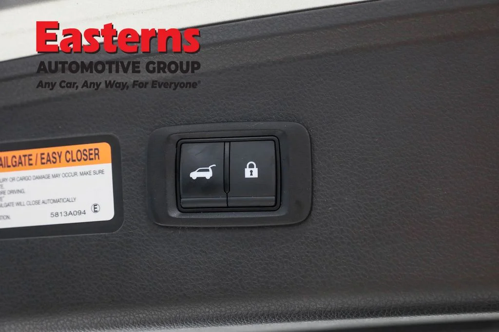 Used 2024 Silver Mitsubishi SE image 21