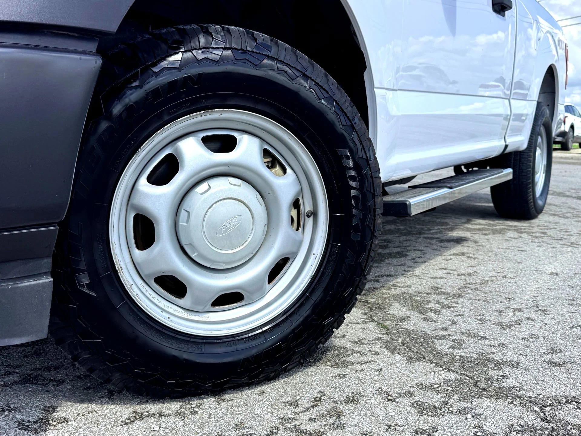 Used 2018  Ford XL image 2