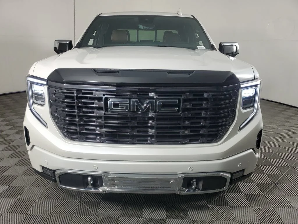 Used 2025 White Frost Tricoat GMC Denali Ultimate image 9