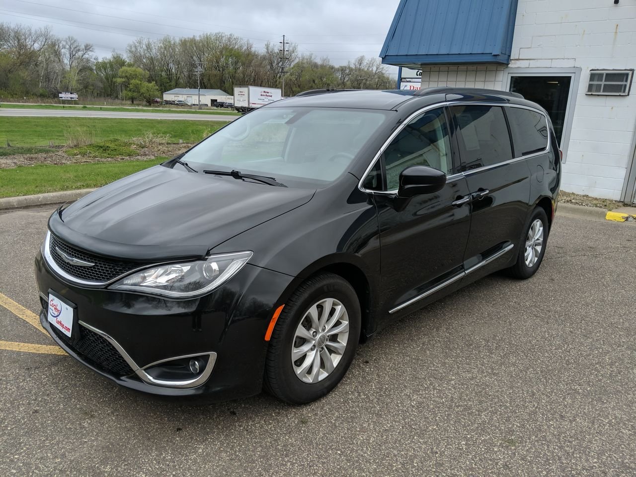 2017 Chrysler Pacifica Touring L photo 3